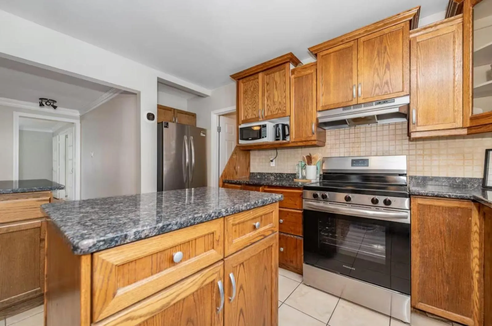 Entire House With 6 Bedrooms, 2 Full Bathrooms, And 1 Half Bathroom Ottawa 0*,  Canada