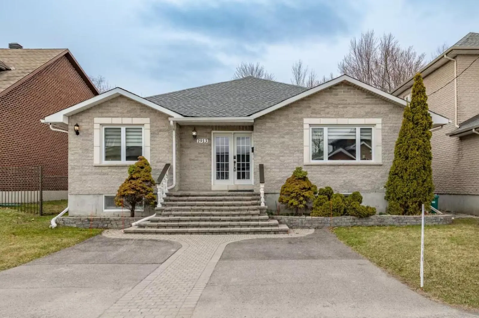 Holiday home Entire House With 6 Bedrooms, 2 Full Bathrooms, And 1 Half Bathroom Ottawa